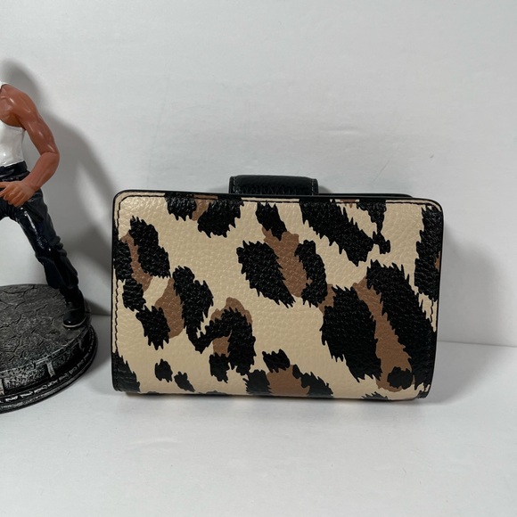 Coach Medium Corner Zip Wallet With Leopard Print NWT - Picture 2 of 4